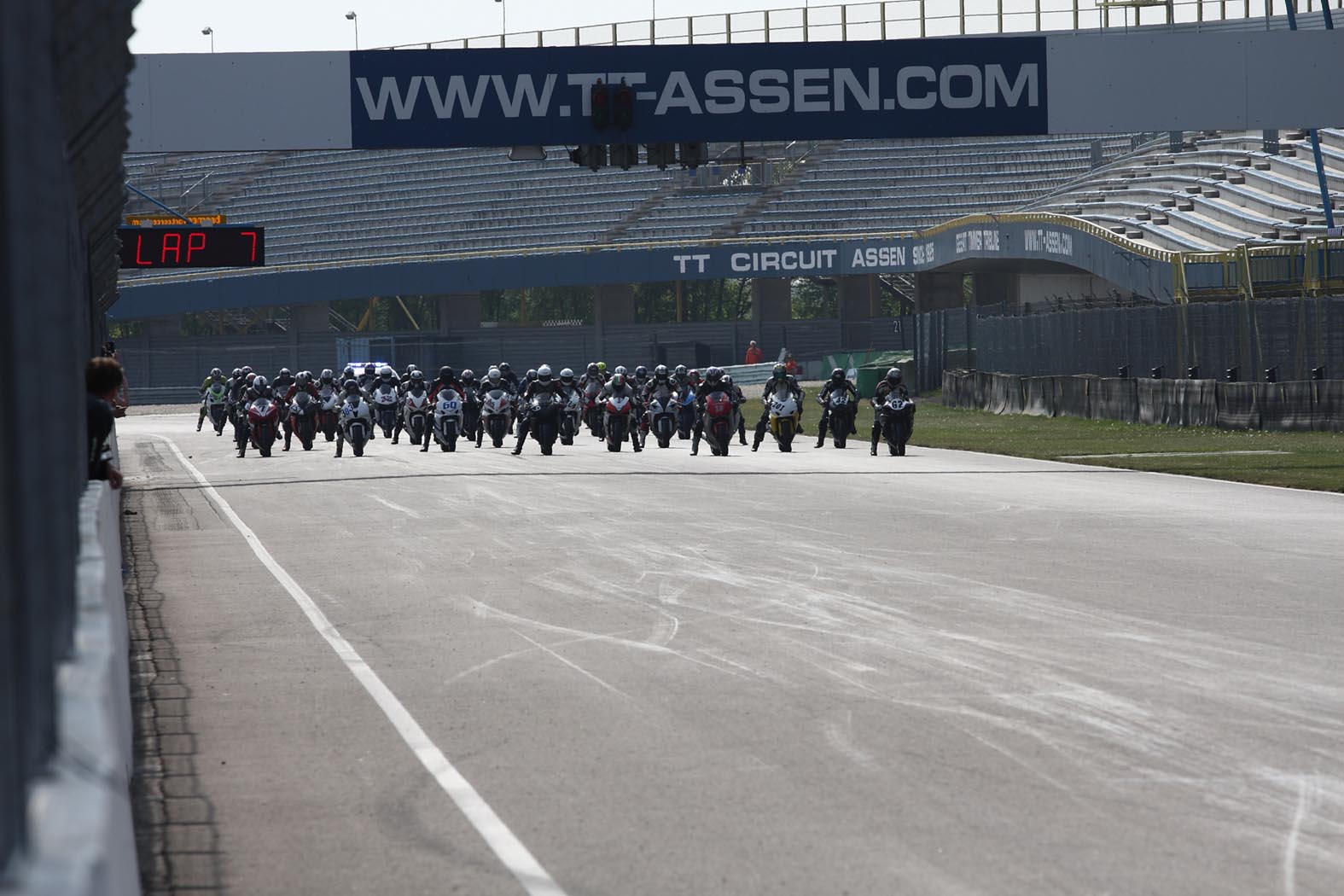 Start S3 race tijdens wedstrijddag van de ZAC op 26 april 2011 circuit Assen