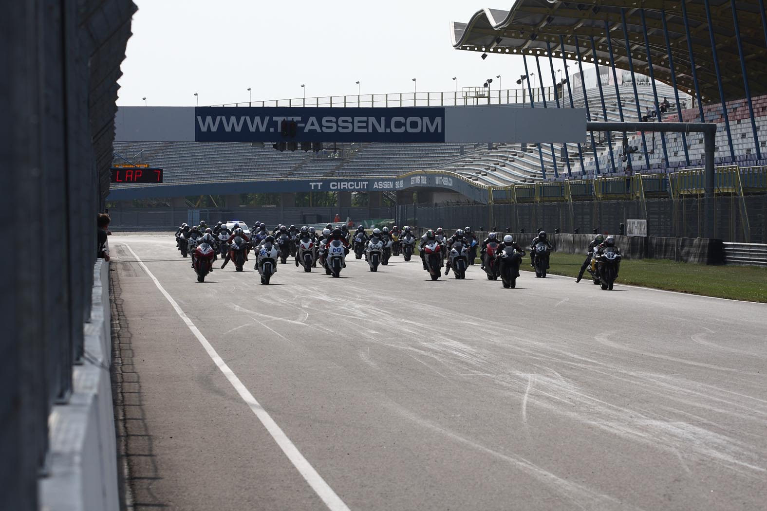 Start S3 race tijdens wedstrijddag van de ZAC op 26 april 2011 circuit Assen