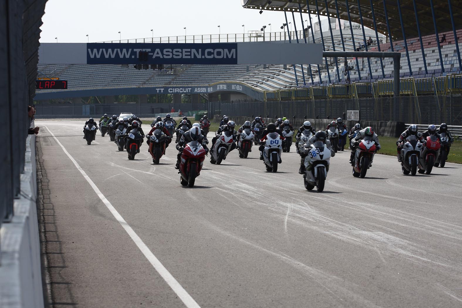 Start S3 race tijdens wedstrijddag van de ZAC op 26 april 2011 circuit Assen