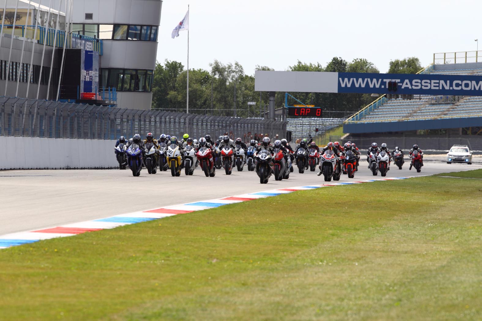 Start race S3 tijdens wedstrijddag van de ZAC op 9 juni 2011 circuit Assen