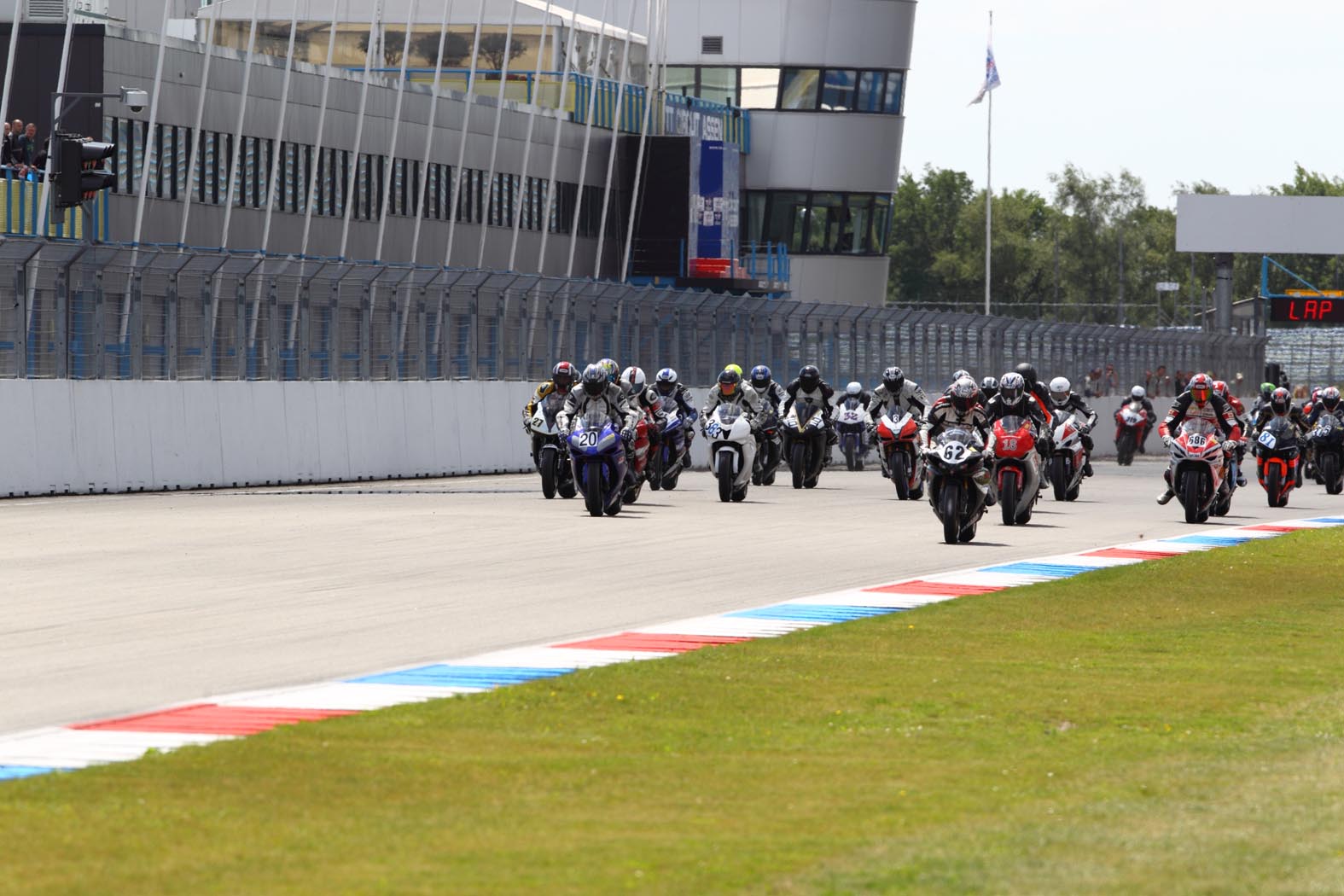 Start race S3 tijdens wedstrijddag van de ZAC op 9 juni 2011 circuit Assen