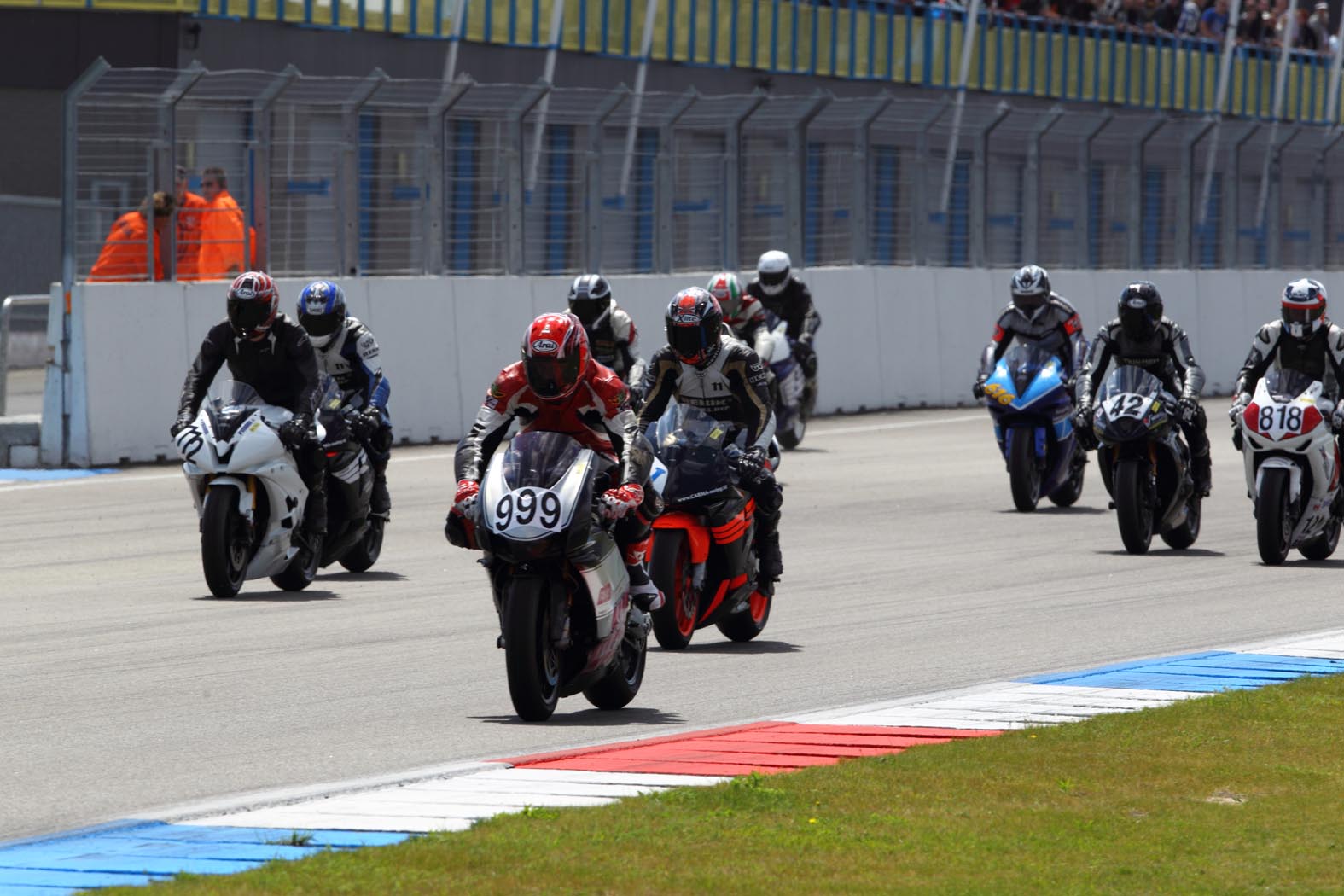 Start race S3 tijdens wedstrijddag van de ZAC op 9 juni 2011 circuit Assen