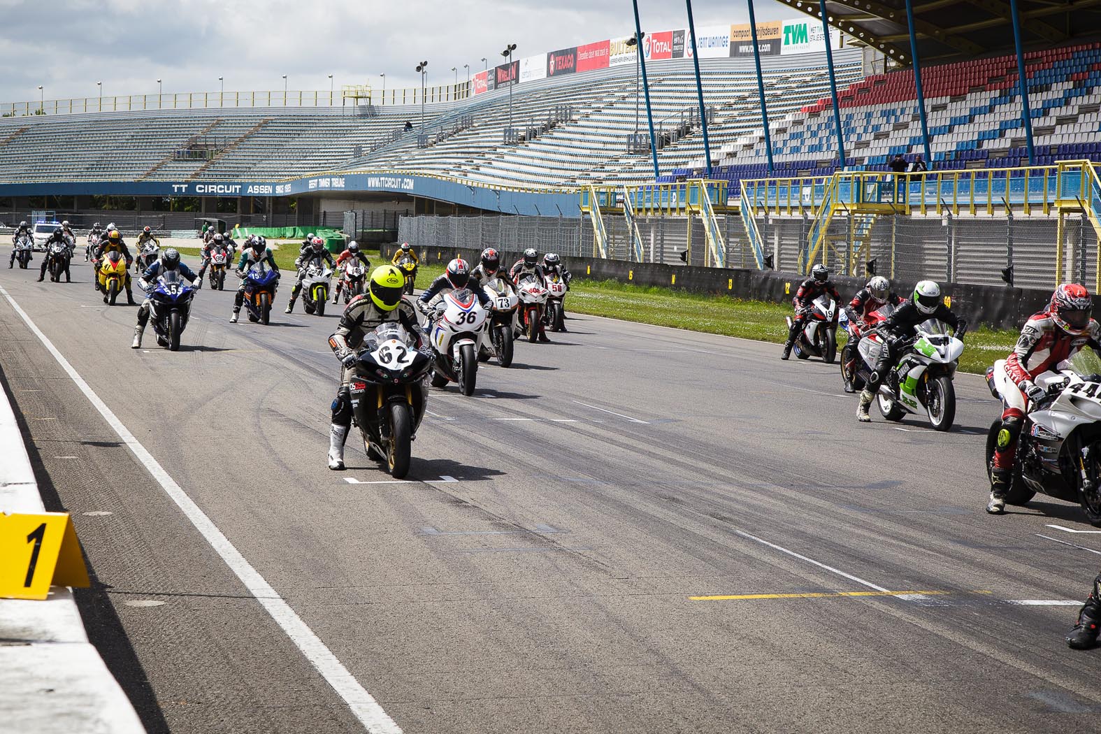 Start S3 klasse tijdens wedstrijddag van de ZAC op 3 juni 2013 circuit Assen